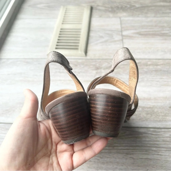 Comfortable by Blondo Retro Leather Mary Jane  Slingback Pumps - Picture 11 of 16